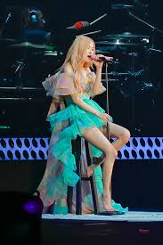 A Perk Of Being An Idol Is Wearing Beautiful Clothes Some Of Which Are So Stunning They Deserve A Mention Of Th In 2020 Blackpink Fashion Blackpink Rose Stage Outfits