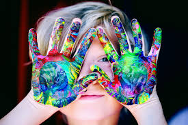 Fai passare con l'ago il filo di nylon attraverso la pallina e fai un nodo. 4 Esperimenti Per Bambini Da Fare In Casa E Scoprire Insieme La Natura