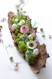 Tischdekoration Zu Ostern Selber Machen Ein Fruhlingshaftes Gesteck Auf Baumrinde Auf Baumrinde Ein Tischdekoration Fruhlingsdekoration Fruhlingsgesteck