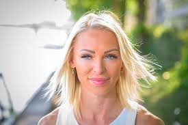 Annimari katriina korte (born 8 april 1988 in kirkkonummi, finland) is a finnish 100 meter hurdler and a sports journalist. Annimari Korte Puhuu Avoimesti Urheilijoiden Meikkaamisesta Ja Syomisesta Han Palasi Terveena Huipulle Ja Harjoittelee Vasta 31 Vuotiaana Tosissaan Urheilu Hs Fi