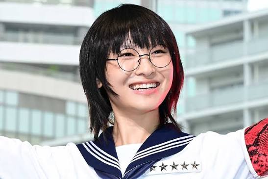 今まで見たことがない」新しい学校のリーダーズSUZUKA、制服＆メガネなしの"変身"が大バズリ「びっくりした！」 | ENCOUNT