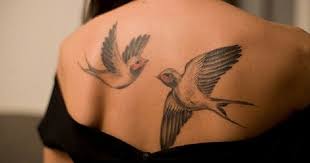 Tatouage poignet femme oiseau plume tatouage oiseau envol sumber : Les Meilleures Idees Pour Un Tatouage Oiseau Et Sa Signification