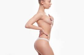 Menschen gesundheit und lifestyle-konzept hautpflege lächelnde nackte junge  frau, die perfekte enge brust bedeckt nahaufnahme des weiblichen heißen  sexy körpers und der hände auf der brust schönheitskonzept hoher auflösung  | Premium-Foto