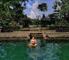 Setelah membayar tiket masuk akhirnya saya berjalan menuju ke area candi umbul yang juga merupakan kolam . Review Lokasi Dan Tiket Masuk Candi Umbul Magelang Pariwisataku