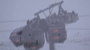 Noch immer herrscht dem absturz eines bergewagens der penkenbahn im tiroler zillertal rätselraten über den unfallhergang. Mehrere Gondeln Im Skigebiet Hochzillertal Kollidiert Einsatzfoto At