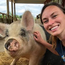 Kelly Holt's Instagram, Twitter & Facebook