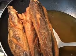 Siapa pernah goreng ikan keli mesti tahu macam mana 'berperang'nya kat dapur. Resepi Ikan Keli Goreng Berlada Paling Simple