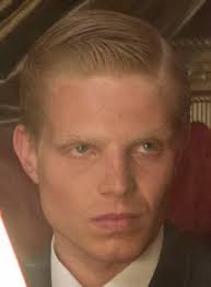 After solving a first riddle, they make it to the location of the finale in an abandoned mental hospital, lost in a frightening forest. Charley Palmer Rothwell Filmstarts De