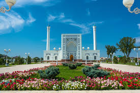 It is surrounded by five landlocked countries: Reise Nach Usbekistan Das Land An Der Seidenstrasse Urlaubsguru De
