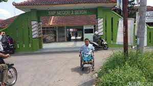 Lintas alam pragase bantul, sebanyak 128 peserta didik kelas viii smp n 3 sewon mengikuti kegiatan lintas alam yang diselenggarakan oleh pembina pramuka smp n 3 sewon. Kegigihan Edi Tak Lelah Kayuh Kursi Roda Sejauh 6 Km Ke Sekolah Tiap Hari