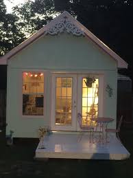 A Night View Of Teani Parker S She Shed Spielhaus Garten Gartenhaus Haus