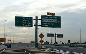 Pintu surau pulak bertentangan dengan sawah padi, maknanya aku kena lalu susur tepi surau yang ada tingkap dulu baru jumpa pintu surau. Besraya Expressway Sungai Besi Expressway E9 Klia2 Info