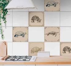 El azulejo color blanco en una cocina nunca pasa de moda, y es uno de los más usados en las ya establecidas tendencias minimalistas. Azulejos Adhesivos Tortugas Fondo Beige Tenvinilo