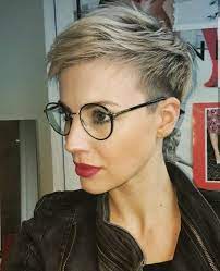 Blond Pixie Mit Brille Kurze Blonde Haare Brille Kurzhaarfrisuren Kurzhaarschnitte