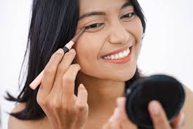 5 Eyeliner untuk Pemula Berbentuk Stamp yang Praktis dan Presisi