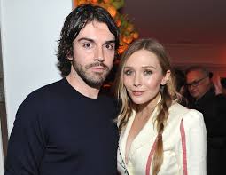 Endgame a fost logodită înainte cu actorul din narcos boyd holbrook, dar au rupt logodna în 2014, după trei ani de relaţie. Elizabeth Olsen And Robbie Arnett Are Engaged W Magazine Women S Fashion Celebrity News