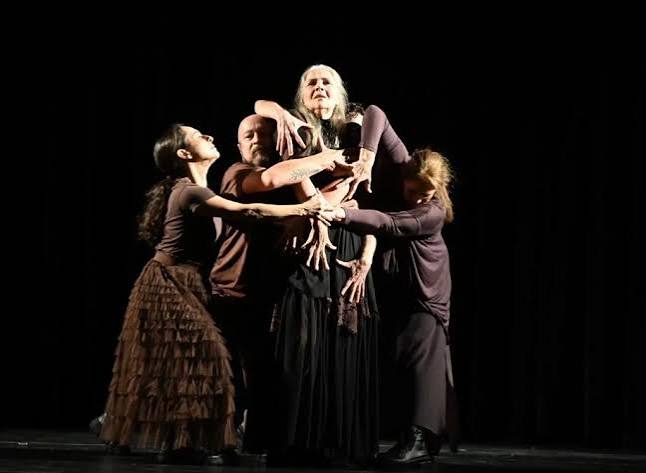 Sinfonia de Nenikekamen": Reencontro da primeira formação da Cia. Mitzi Marzzuti desafia o etarismo no Theatro Carlos Gomes - ES HOJE