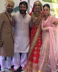 Newlyweds Sonam Kapoor Anand Ahuja Pose With Kareena Kapoor Khan And Saif Ali Khan Pinkvilla Sonam Kapoor Wedding Bollywood Fashion Indian Celebrities