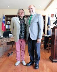 Oscar castro's income source is mostly from being a successful actor. Elgranteatrodelmundo Ø¹Ù„Ù‰ ØªÙˆÙŠØªØ± En Este Segundo Bloque Recordamos El Discurso De Agradecimiento Realizado En Paris Por Oscar Castro Actor Director Y Fundador Del Teatro Aleph Al Recibir La Medalla Caballero Legion