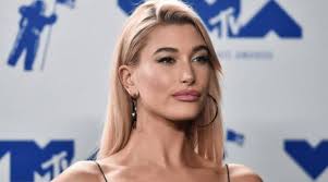 Видеозапись церемонии появилась в одном из эпизодов документального сериала justin bieber . Vsyo Nizhe I Nizhe I Nizhe Hejli Biber Vyshla K Paparacci V Tope S Dekolte Pochti