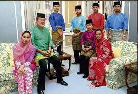 It literally translates as 'malay shirt' and consists of two main parts. 30 Ide Baju Melayu Sultan Johor Lamaz Morradean