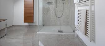 Entdecke die serie in unserem webshop! Helle Fliesengestaltung Sanierung