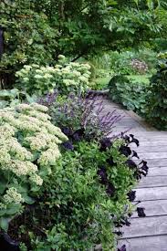 30 Gorgeous Green And White Garden To Create Calm Atmosphere Gardendesign Gardeningtips Gardenideas Gardenplanning White Gardens Luxury Garden Plants