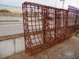 Tavolino da salotto completamente in teak ottenuto dal restauro di una antica finestra a grata indiana con ferro originale d'epoca e parte lignea finemente intagliata. Antiche Grate In Ferro Battuto Da Finestra Lacole Dettaglio Prodotto Lacole Casa Italiana