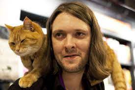 ex big issue vendor james bowen and his companion street cat bob are a global publishing phenomenon here they tell their amazing story bob der streuner bob