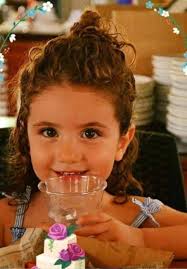 خلص الكلام ❗ ملاك #بيروت 🙏 ما تحكيني عن زعيمك او طائفتك او دينك او  انتماءك.... توفيت ابنة الـ3 سنوات الطفلة #ألكسندرا_نجار متأثرةً بجروحها  جراء انفجار مرفأ بيروت ماتت موجوعة... طفلة ذنبها