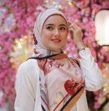 17,261 likes · 3 talking about this. Hannah Betulkan Niat Bertudung Utusan Digital