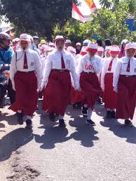 Tarian ini berisi keceriaan dan pergaulan para pemuda dan pemudi setempat, yang dibawakan dengan gerakan berputar dan bergandeng tangan. Kelas 6 Tema 6 Subtema 2 Pb 2 Other Quiz Quizizz