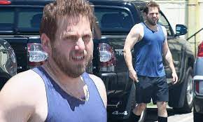 Jonah hill super toned gym buff muscular thighs stud he flexes upper leg needs days tatum channing tank rocked poked. Jonah Hill Flexes Upper Body Leaving Gym Daily Mail Online