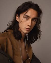 Mẫu nam trông lãng tử nhờ nuôi tóc dài