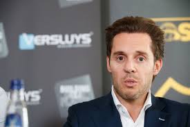 De metgezel van de vrouw en de bestuurder van het landbouwvoertuig. Bart Versluys Neemt 25 Procent In Zora Bots E Business Trends