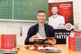 This is the shirt number history of thomas müller from fc bayern münchen. Thomas Muller On Twitter Werbung Jetzt Gibt S Mein Zweites Kinderbuch Bei Der Buchprasentation In Einer Munchner Grundschule Kam Mein Weg In Die Startelf Zum Gluck Ganz Gut An Esmuellert Kinderbuch