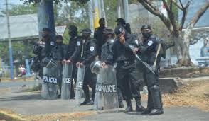 Y que «durante esos días se izará el pabellón nacional a media asta en la sede de gobierno, en las oficinas y reparticiones públicas y en las unidades de fuerzas armadas y de orden y seguridad pública, y se suspenderán los actos. Duelo Nacional La Prensa