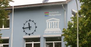 Als städtische realschule i legen wir den fokus auf unmenschlichkeit und menschlichkeit damals übrigens: Realschule Stadt Heiligenhaus