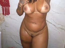 Rosiane Pinheiro dançando com bumbum atolado e lingerie no cuzinho