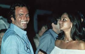 Después apareció en su vida christian aldaba. 50 Anos De La Boda De Julio Iglesias E Isabel Preysler La Mujer Que Se Le Escapo Chic
