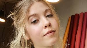 How To Make A Messy Bun, The Cute-But-Easy Hairstyle I'm Living In At Home