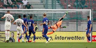 «реал мадрид» не смог повторить прошлогодний успех и победить в лиге чемпионов уефа, проиграв в полуфинале «ювентусу», и в кубке испании, а также занял второе место в чемпионате с. Ca5os64xsxbavm