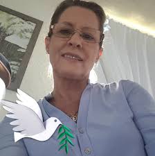 Hi everyone! My name is Elena, and I've recently discovered a new passion:  making candles. I'm especially inspired by flowers, and I try to reflect  their beauty and delicacy in each candle