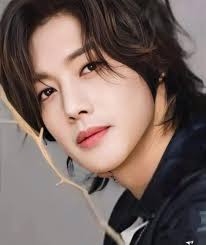 En Esa escena donde Toca el violin fue donde me enamore de el de su Hermosa  sonrisa,me parecio un hermoso principe... y sigo enamorada.☺️☺️💚💚🫰🫰