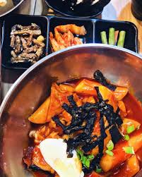 Sayuran yang digunakan untuk menu bibimbap ini banyak seperti cendawan, timun, taugeh, lobak dll. 7 Restoran Makanan Korea Yang Diiktiraf Halal Oleh Jakim Di Malaysia