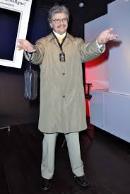 Darin fordert dieser als aufgebrachter marzahner kleingärtner , dass etwas gegen die wildschweinplage unternommen werden müsse. Hape Kerkeling Figur Horst Schlammer Zieht Bei Madame Tussauds Ein Dragqueens