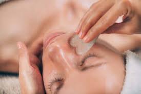 I like to watch asmr videos on youtube, and some of my favorites are ones in which a host massages her guest's face and neck. Beschreibung Eigenschaften Und Vorteile Von Gua Sha Besser Gesund Leben