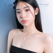 𝑪𝒍𝒊𝒐 𝑬𝒂𝒓𝒓𝒊𝒏𝒈𝒔 💎 Với thiết kế sang trọng và đầy quyến rũ: viên  đá chủ lớn lấp lánh được bao bọc bởi những viên đá nhỏ tinh xảo, tạo nên  một tổng