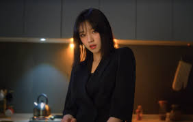 *çin'de lisedeyken sokak dansı kulübünün başkanıydı. G I Dle S Yuqi Goes On The Run In Music Video For Bonnie Clyde