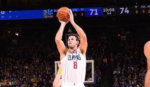 勇士和快艇的大战刚刚结束 比赛相当精彩 双方一直打到最后才分出胜负 最终勇士险胜2分 但快艇的表现也值得人们为他们喝彩 nba basketball sports jersey jersey sports